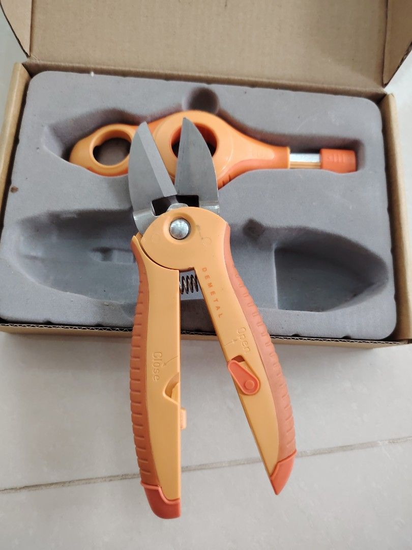 Scissor-plant or kitchen496616716884387841