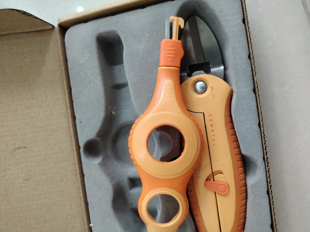 Scissor-plant or kitchen496616716884387842