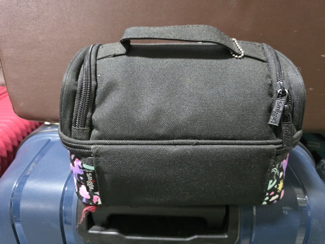 Smiggle Double Decker Lunchbox Unicorn Rainbow Print (Category: Babies & Kids Fashion) located in Rizal. Submitted by cluttercleanup (Listing ID 1446757593, Image 2). Description: - Smiggle Double Decker Lunchbox - Color: Black with unicorn and rainbow print - Features two spacious compartments - Insulated interior to keep food fresh - Zippers are in excellent working condition, minor paint nicks - Ideal for school lunches or snacks for kids - un