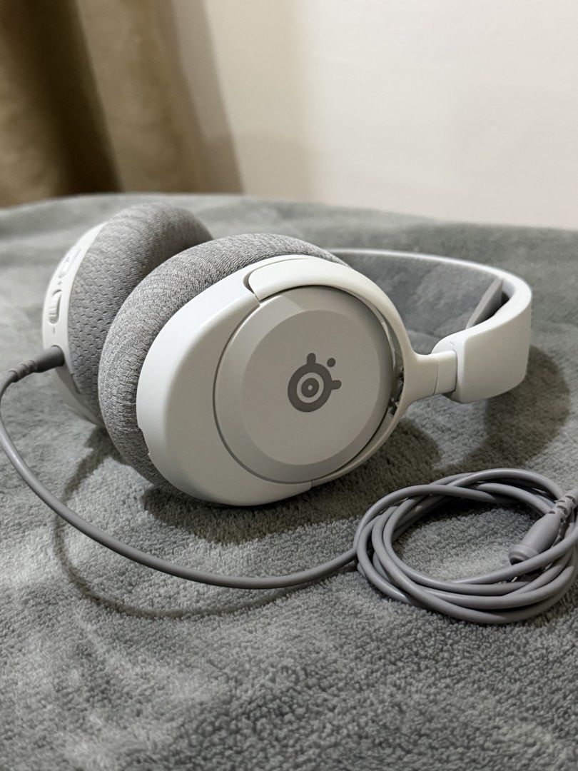 SteelSeries Arctis Nova 1P Gaming Headset for PS5, PC, Switch (Category: Headphones & Headsets) located in Quezon City. Submitted by ma.gabriellahernandez (Listing ID 1446816978, Image 3). Description: - SteelSeries Arctis Nova 1P Headset - Color: White and Grey - Ultra slim and lightweight design - Retractable noise-canceling microphone - Convenient on-headset controls - Wide compatibility: PlayStation, Xbox, PC, Nintendo Switch, and Mobile devi