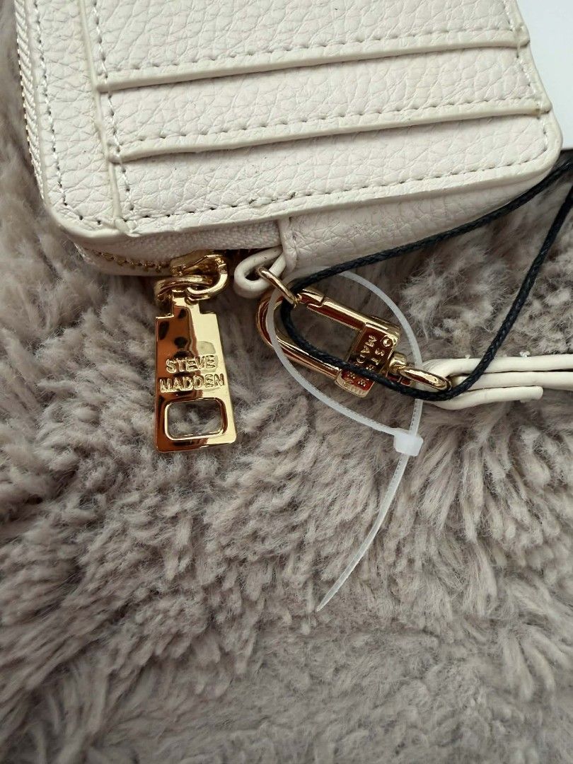 Steve Madden Cardholder Set with Lanyard (Category: Wallets & Card holders) located in San Leonardo. Submitted by arni0179 (Listing ID 1446850724, Image 2). Description: - Two Steve Madden cardholders: one cream, one brown. - Features a clear ID window on one side. - Multiple card slots on the other side. - Includes a detachable lanyard strap for convenience. - Elegant gold hardware details. - Ideal for organizing and easily accessing your essent