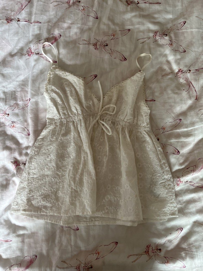 subdued white eyelet tank top (Category: Sleeveless) located in Quezon City. Submitted by avaadeclutters (Listing ID 1446804577, Image 1). Description: 💌 bought in subdued, madrid has a tiny stain that can be removed.