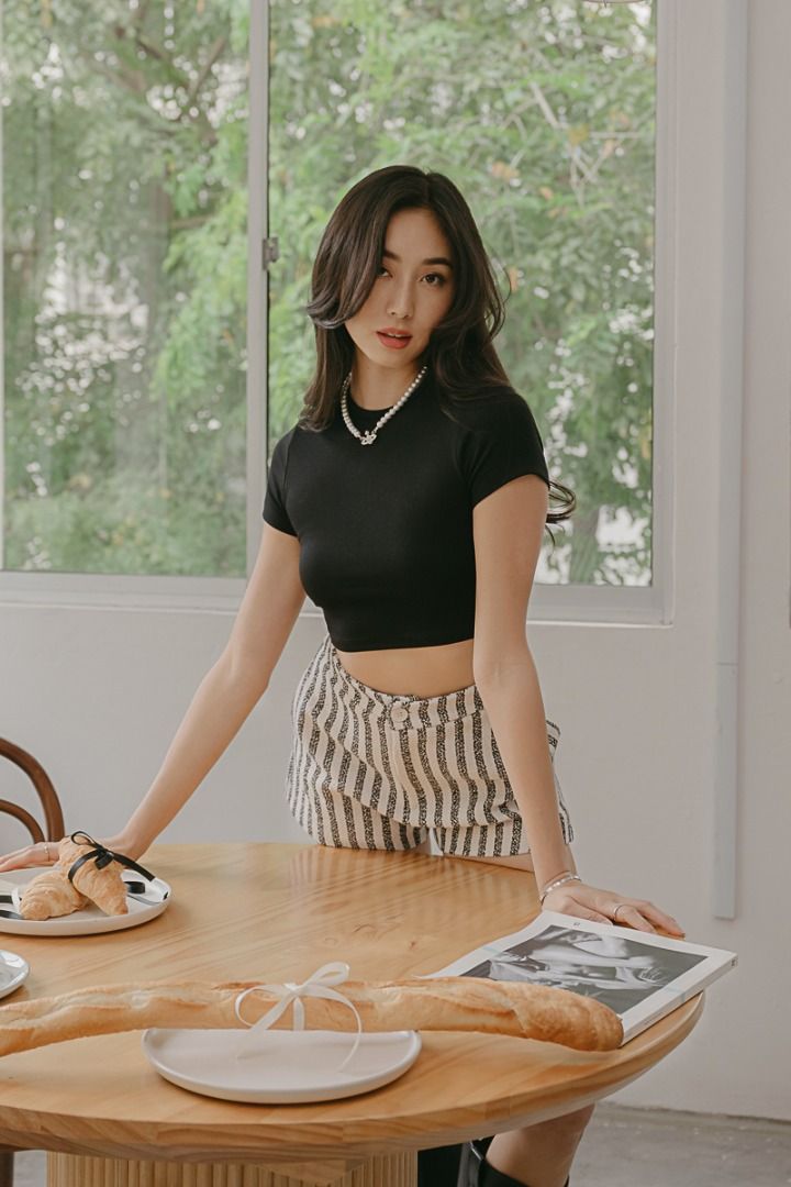SuperGurl Basic Cropped Top Black (Category: Sleeveless) located in Singapore. Submitted by pickmedaises (Listing ID 1446752521, Image 1). Description: Willing to trade with XL black .