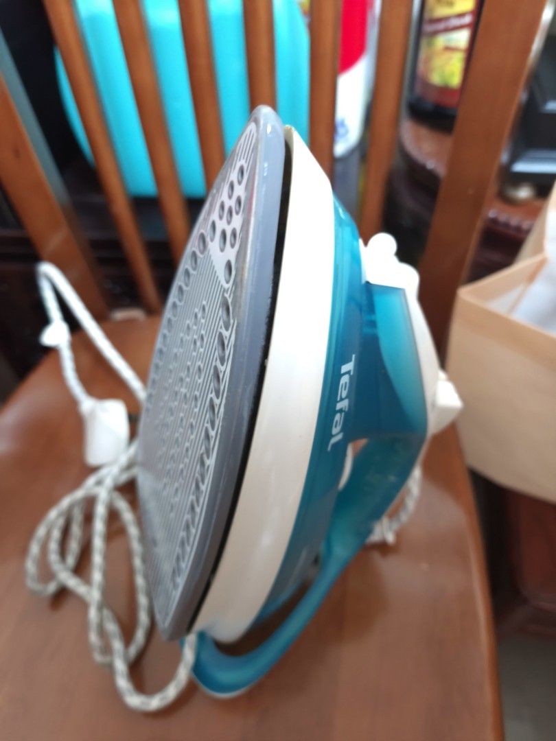Tefal 蒸氣熨斗 （分類：熨斗及掛熨機）位於 Hong Kong。 由 fastmoon.c98181 提交（商品編號 1446726753，圖片 3）。簡介： Tefal 蒸氣熨斗，藍白色。底部有 Tefal 標誌，好多窿仔出蒸氣。手柄位有調較溫度嘅轉盤。電線係白色，長度夠用。屋企用或者帶去旅行都得。。