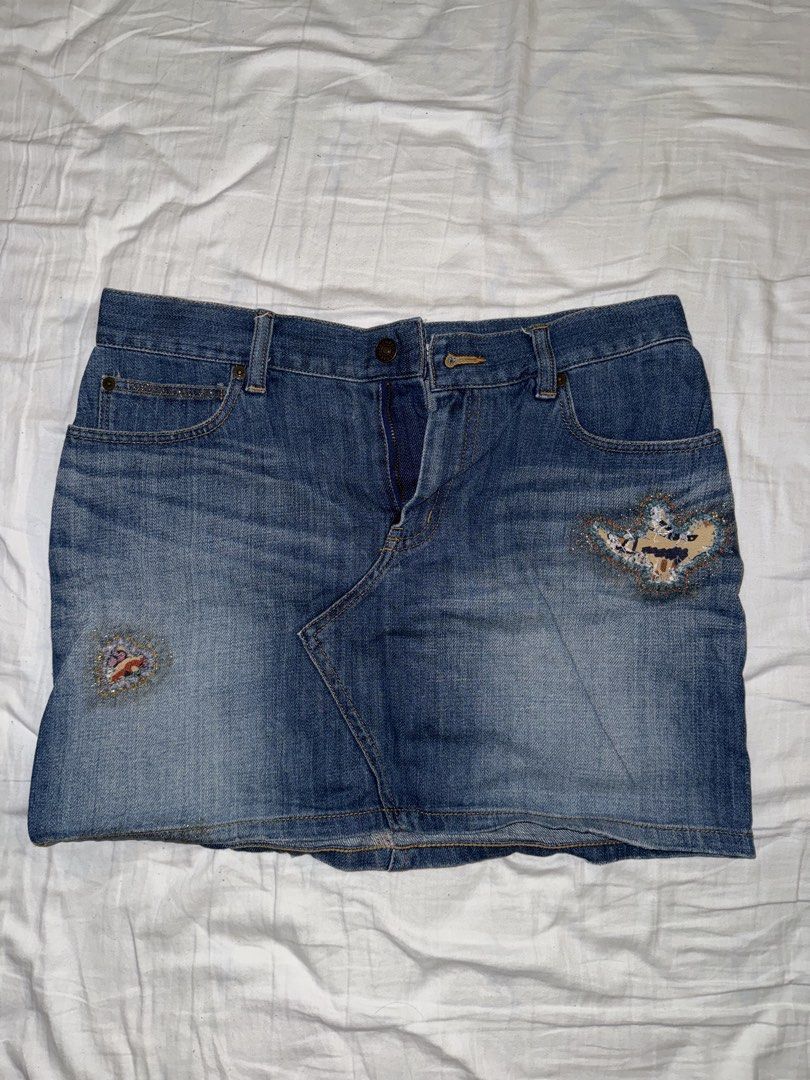 Thrifted Blue Denim Mini Skirt with Embroidered Details (Category: Skirts) located in Kuala Lumpur. Submitted by ameriechuaa (Listing ID 1446883177, Image 1). Description: - Cute blue denim mini skirt - Unique embroidered patches on front and back pockets - Classic five-pocket styling - Zip fly closure - Ideal for casual wear - Versatile for pairing with various tops and shoes - can arrange for pickup at taylor’s university or grab delivery .