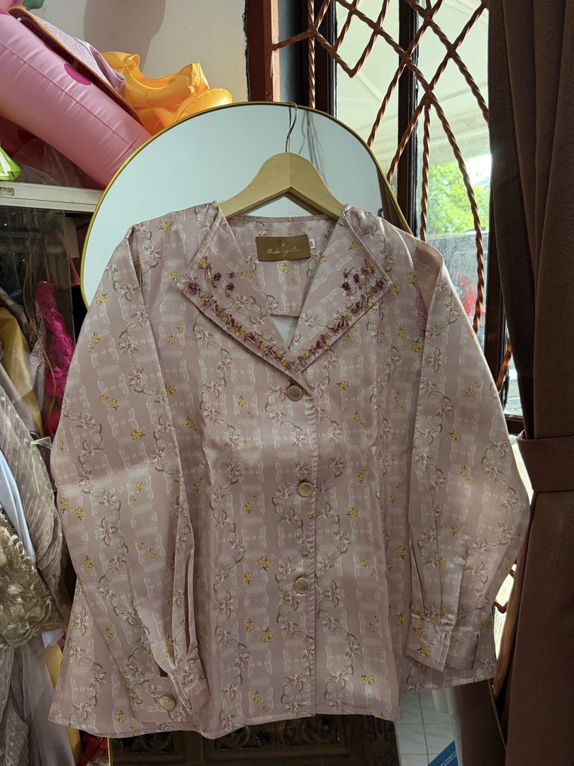 Top wanita brand Muda Signature (Kategori: Atasan) berada di Jambi. Dikirim oleh mirabella19 (ID iklan 1446786340, Gambar 1). Deskripsi: Preloved top wanita brand Muda Signature. Size SM. Ld 100cm..