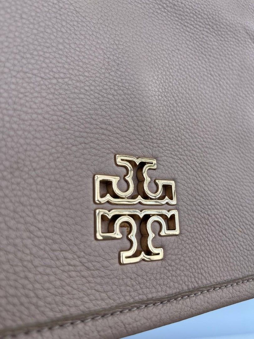 Tory Burch Britten pebbled leather shoulder bag (Category: Luxury Bags & Wallets) located in Quezon City. Submitted by cornelle_luxuryph (Listing ID 1446749300, Image 2). Description: 💕 Tory Burch Britten pebbled leather shoulder bag with gold-tone logo emblem. Condition: 9/10, Very Good to Excellent Price: 5,500 pesos only Inclusion: long strap 100% authentic | Money back guarantee.