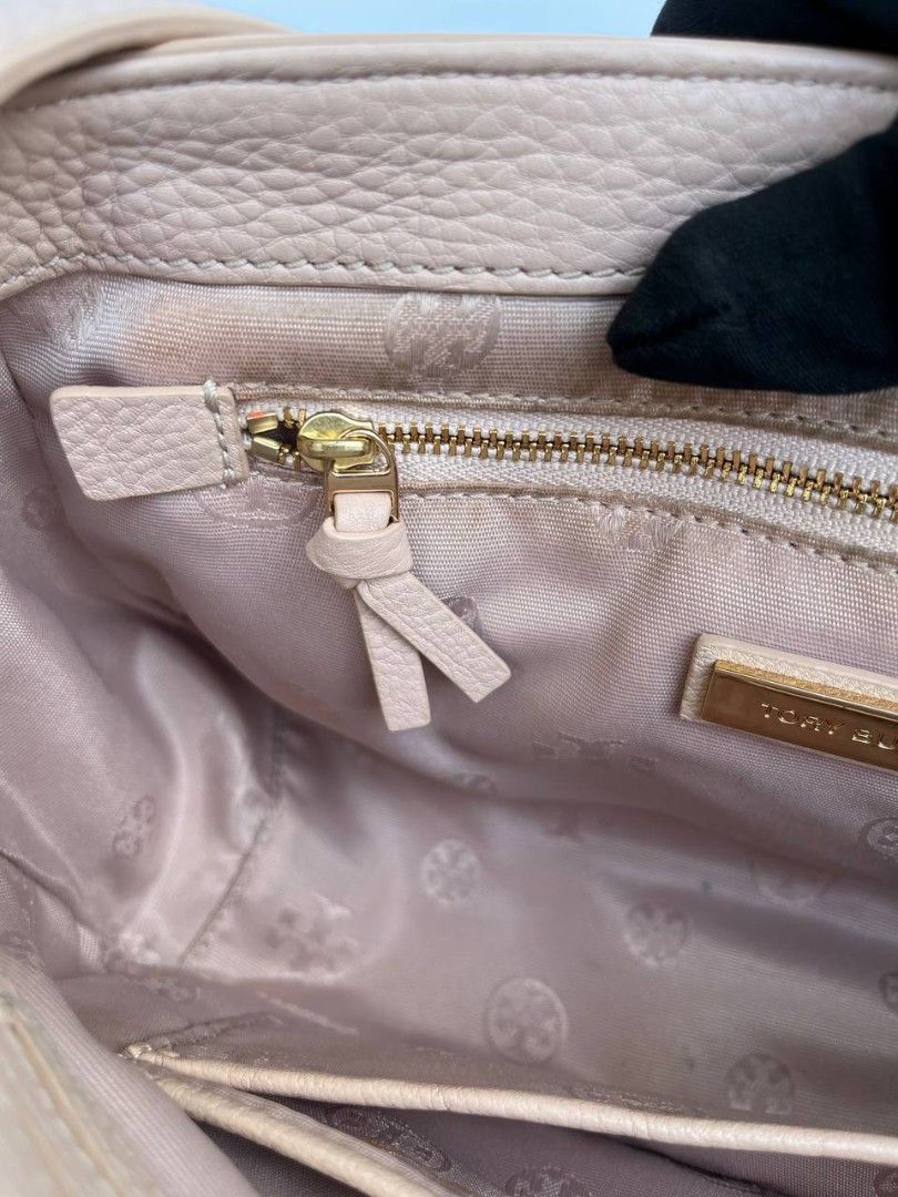 Tory Burch Britten pebbled leather shoulder bag (Category: Luxury Bags & Wallets) located in Quezon City. Submitted by cornelle_luxuryph (Listing ID 1446749300, Image 3). Description: 💕 Tory Burch Britten pebbled leather shoulder bag with gold-tone logo emblem. Condition: 9/10, Very Good to Excellent Price: 5,500 pesos only Inclusion: long strap 100% authentic | Money back guarantee.