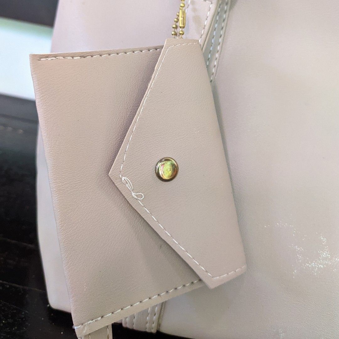 totebag (Kategori: Tas & Dompet Wanita) berada di Trenggalek. Dikirim oleh eucalhalloo (ID iklan 1446901803, Gambar 3). Deskripsi: PL like new dipakai satu kali nego, boleh ദ്ദി(˵ •̀ ᴗ - ˵ ).
