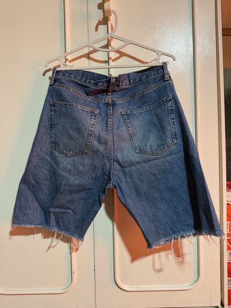 Uniqlo GU Cut-Off Shorts (Category: Shorts) located in Quezon City. Submitted by celinecabrera (Listing ID 1446905825, Image 2). Description: - Size 30 -Cut-off style with frayed hem - Medium blue wash - Button fly closure.