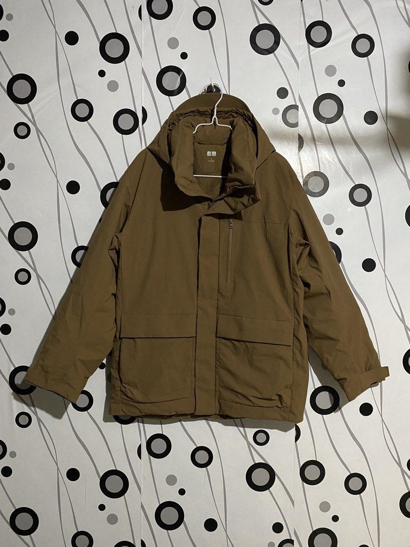 UNIQLO Men's Hybrid Down Parka (Category: Coats, Jackets and Outerwear) located in Cebu City. Submitted by patspickph (Listing ID 1446784255, Image 1). Description: This UNIQLO Men's Hybrid Down Parka in brown features a sleek, non-quilted design and practical pockets.Combines premium down with heat-generating padding for warmth.Shell is made from a soft, durable, water-repellent fabric.Features an updated breathable mesh panel inside the back. W