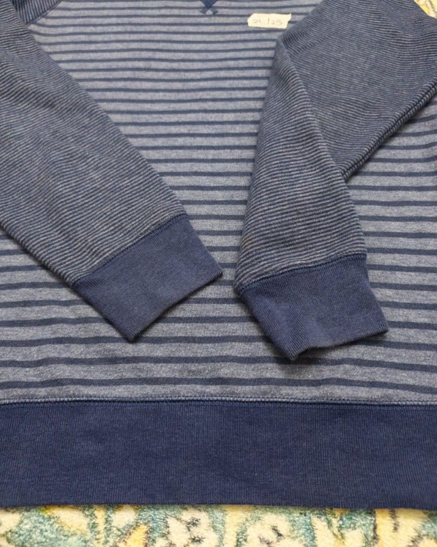 UNIQLO Striped Raglan Sleeve Sweatshirt (Category: Longsleeves) located in Kuala Langat. Submitted by puyolstore (Listing ID 1446842246, Image 3). Description: - UNIQLO blue and grey striped sweatshirt - Features raglan sleeves - Classic crew neck with V-stitch detail - Ribbed cuffs and hem for a comfortable fit - Made in Indonesia - Ideal for everyday casual wear.