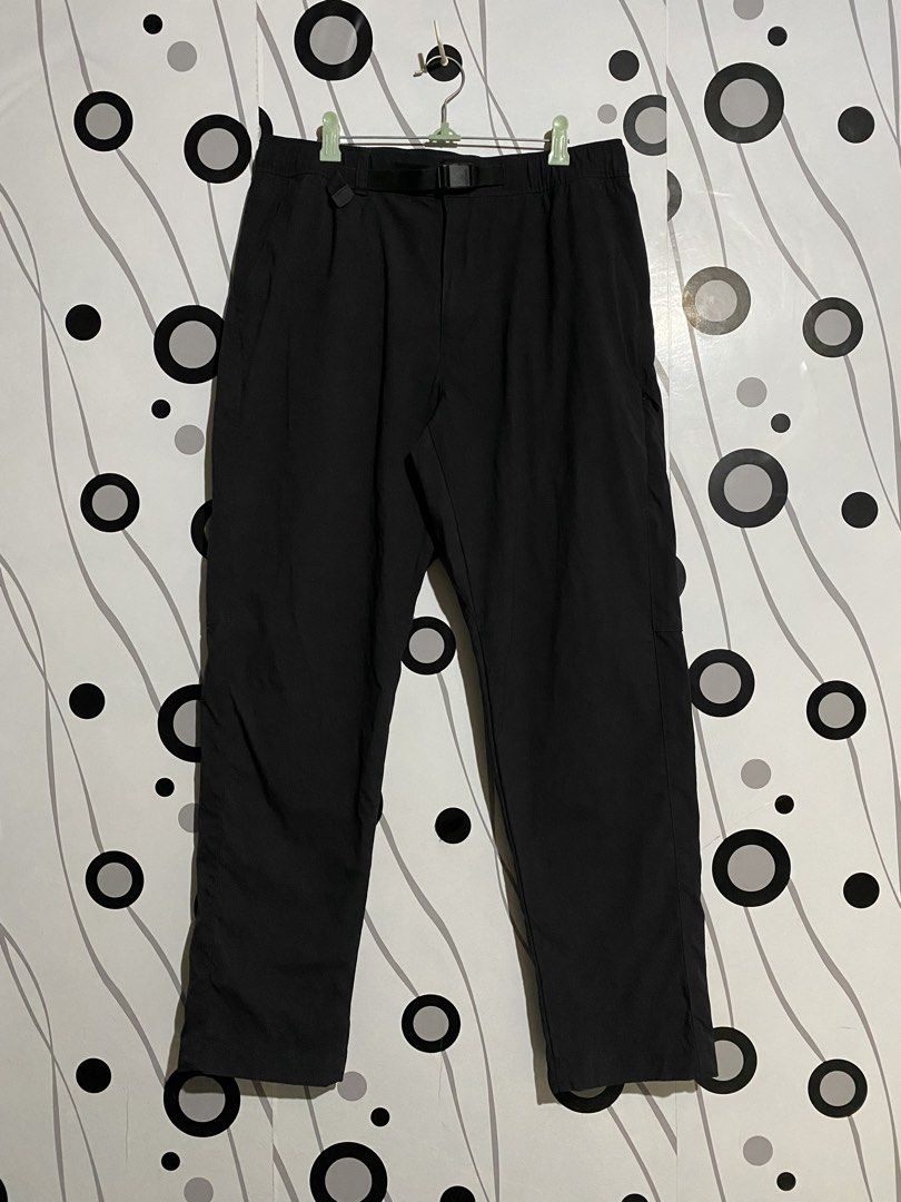 UNIQLO Unisex Geared Pants (Category: Trousers) located in Cebu City. Submitted by patspickph (Listing ID 1446791585, Image 1). Description: These black trousers resemble the UNIQLO Unisex Geared Pants, featuring a built-in adjustable belt and water-repellent finish. size M on tag W30-36 freesize L39.5 Excellent Condition.