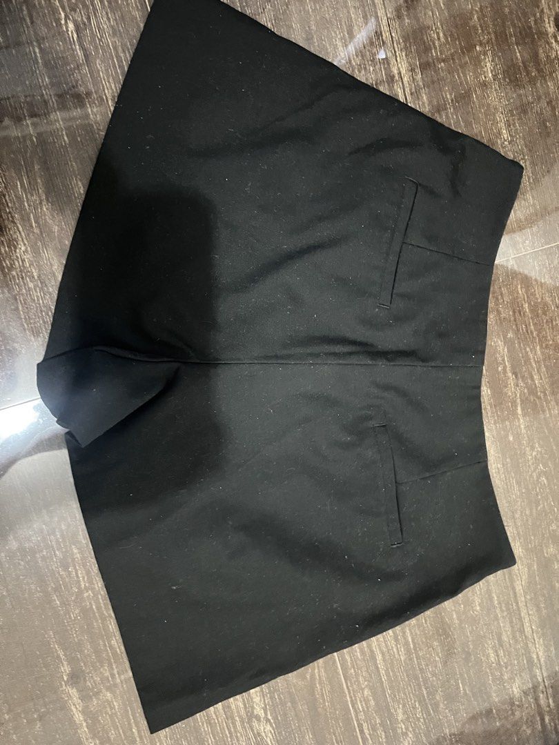 Urban Revivo Skort (Category: Shorts) located in Calamba. Submitted by _mrp_ (Listing ID 1446820848, Image 3). Description: Stiff Zipper.