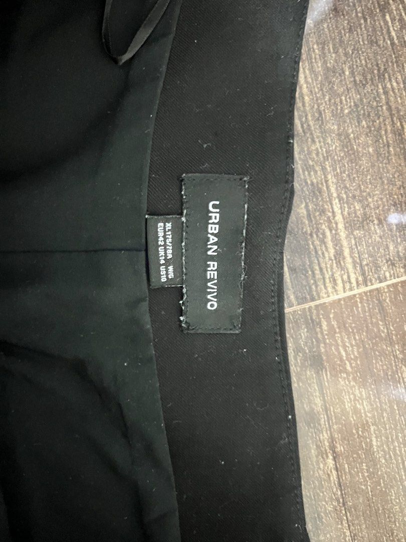 Urban Revivo Skort (Category: Shorts) located in Calamba. Submitted by _mrp_ (Listing ID 1446820848, Image 2). Description: Stiff Zipper.