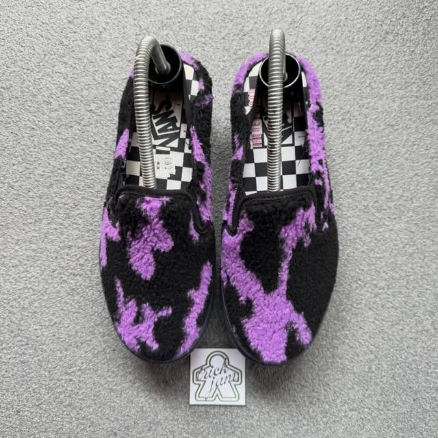 VANS CLASSIC SLIP ON MULE IRENEISGOOD (Category: Sneakers) located in Cagayan de Oro. Submitted by huntbytrickjam.v2 (Listing ID 1446855948, Image 2). Description: VÄNŞ CLASSIC SLIP ON MULE IRENEISGOOD US 6.5 WMNS / EURO 36.5 / CM 23 EXCELLENT Pair Only No Issue M - 1699 .
