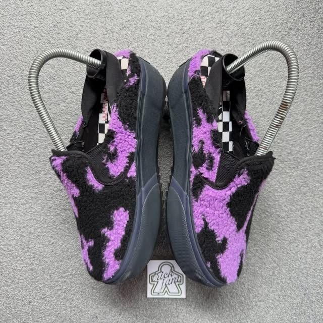 VANS CLASSIC SLIP ON MULE IRENEISGOOD (Category: Sneakers) located in Cagayan de Oro. Submitted by huntbytrickjam.v2 (Listing ID 1446855948, Image 3). Description: VÄNŞ CLASSIC SLIP ON MULE IRENEISGOOD US 6.5 WMNS / EURO 36.5 / CM 23 EXCELLENT Pair Only No Issue M - 1699 .