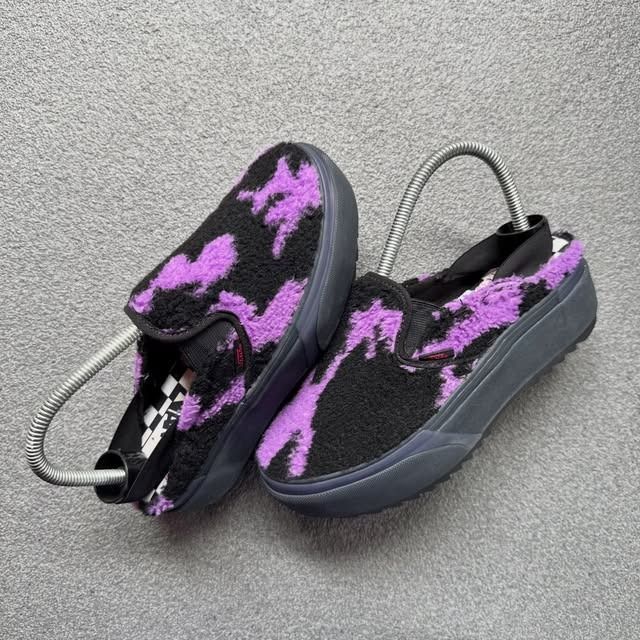 VANS CLASSIC SLIP ON MULE IRENEISGOOD (Category: Sneakers) located in Cagayan de Oro. Submitted by huntbytrickjam.v2 (Listing ID 1446855948, Image 1). Description: VÄNŞ CLASSIC SLIP ON MULE IRENEISGOOD US 6.5 WMNS / EURO 36.5 / CM 23 EXCELLENT Pair Only No Issue M - 1699 .