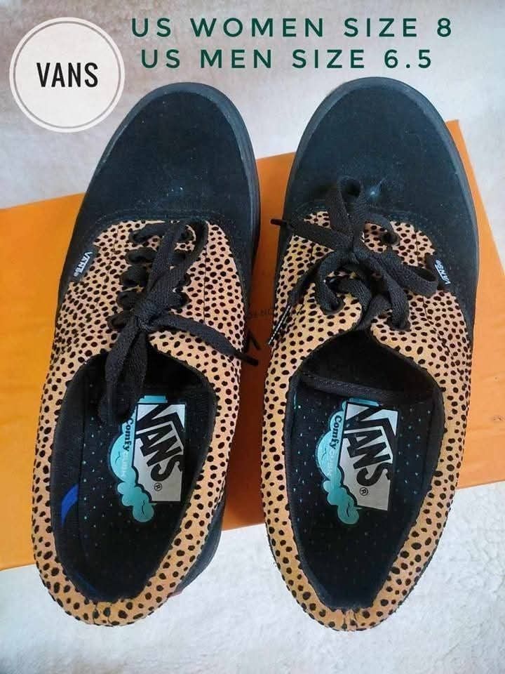 Vans ComfyCush Era Leopard Print Black Suede Sneakers (Category: Sneakers) located in San Isidro. Submitted by noemiseba70370 (Listing ID 1446729085, Image 1). Description: - Vans Era sneakers - Leopard print accent - Black suede and canvas upper - ComfyCush insoles for enhanced comfort - Lace-up closure - Ideal for casual wear - US Women's size 8 / US Men's size 6.5.