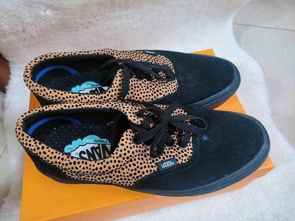 Vans ComfyCush Era Leopard Print Black Suede Sneakers (Category: Sneakers) located in San Isidro. Submitted by noemiseba70370 (Listing ID 1446729085, Image 2). Description: - Vans Era sneakers - Leopard print accent - Black suede and canvas upper - ComfyCush insoles for enhanced comfort - Lace-up closure - Ideal for casual wear - US Women's size 8 / US Men's size 6.5.