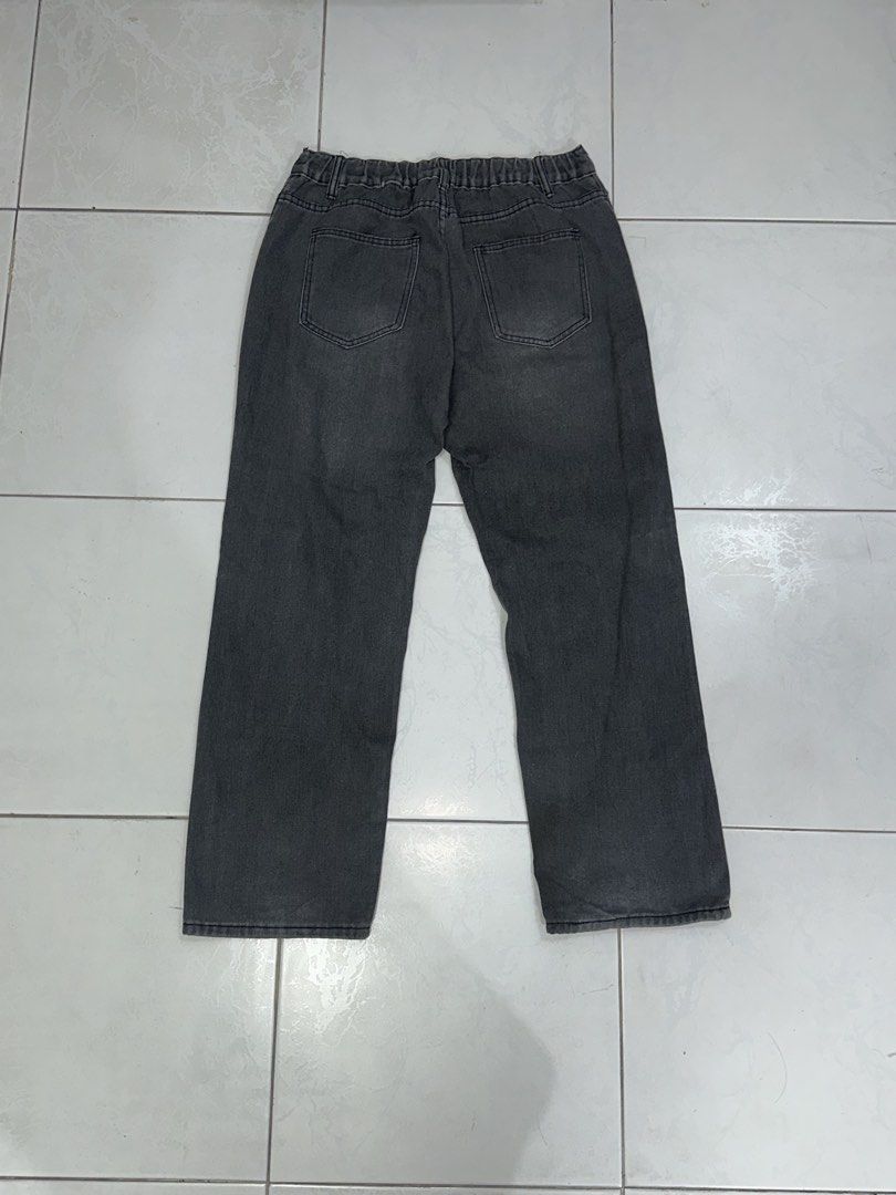 Washed Dark Grey Straight-Leg Denim Jeans (Category: Jeans) located in Manila. Submitted by hermescruz (Listing ID 1446891022, Image 2). Description: Washed dark grey/black denim jeans with a classic straight-leg cut. Features a comfortable elastic/gartered back waistband for an easy, flexible fit. Perfect everyday basic. Measurements Waist: 31 inches Length: 39 inches Mode of Payment: Gcash Shipping: J&T or Lalamove DM for any questions! :) .