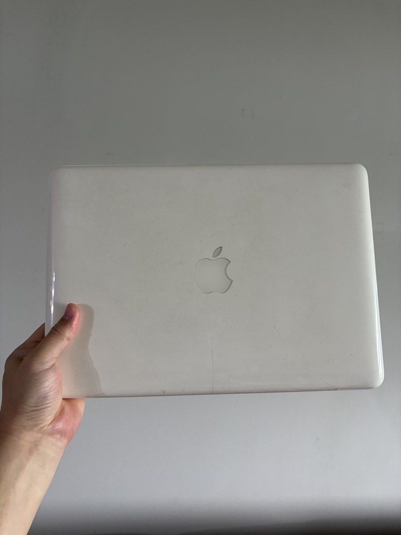 - White MacBook496536971998013441