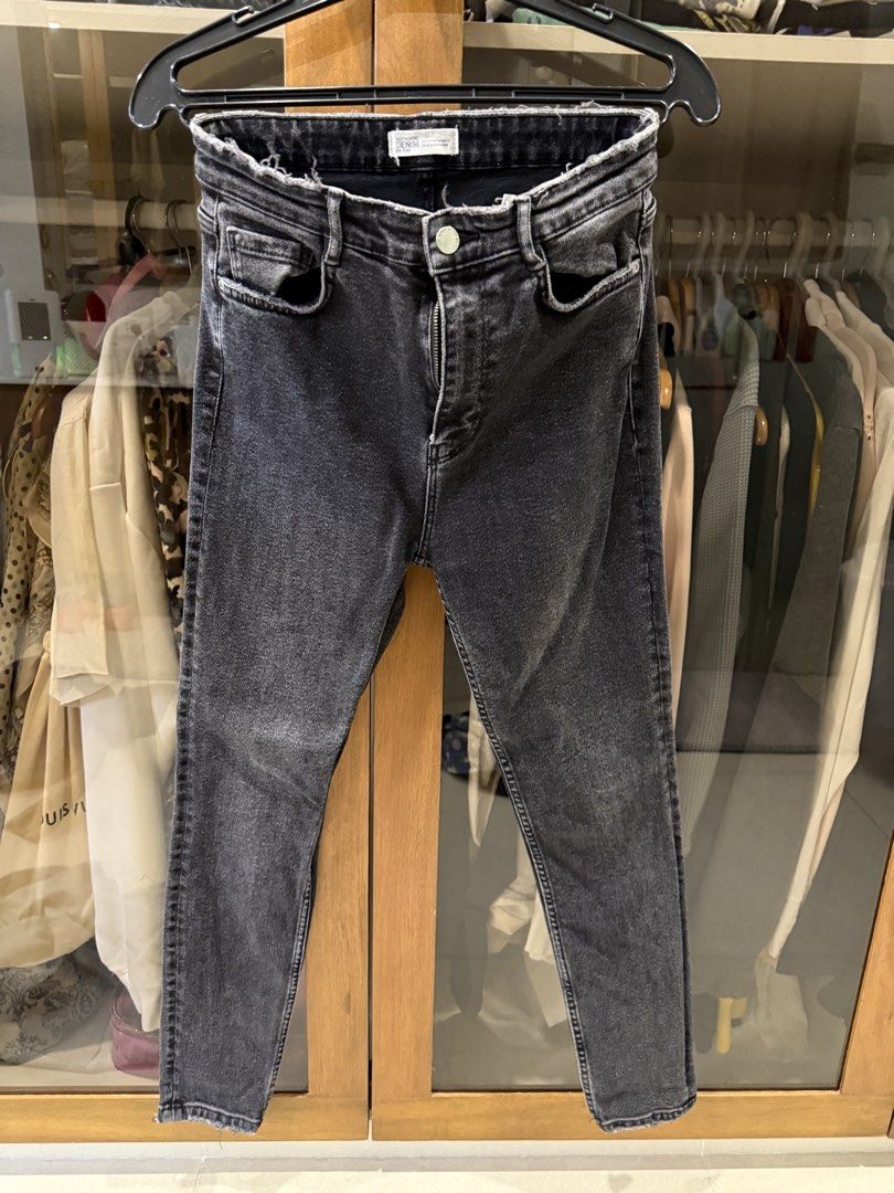 Women's Jeans (Category: Jeans) located in Cainta. Submitted by declutterwithme_476 (Listing ID 1446747318, Image 3). Description: Random size between 27-28 waist Brand: zara and hnm Take all for ₱400 4pairs pf jeans).