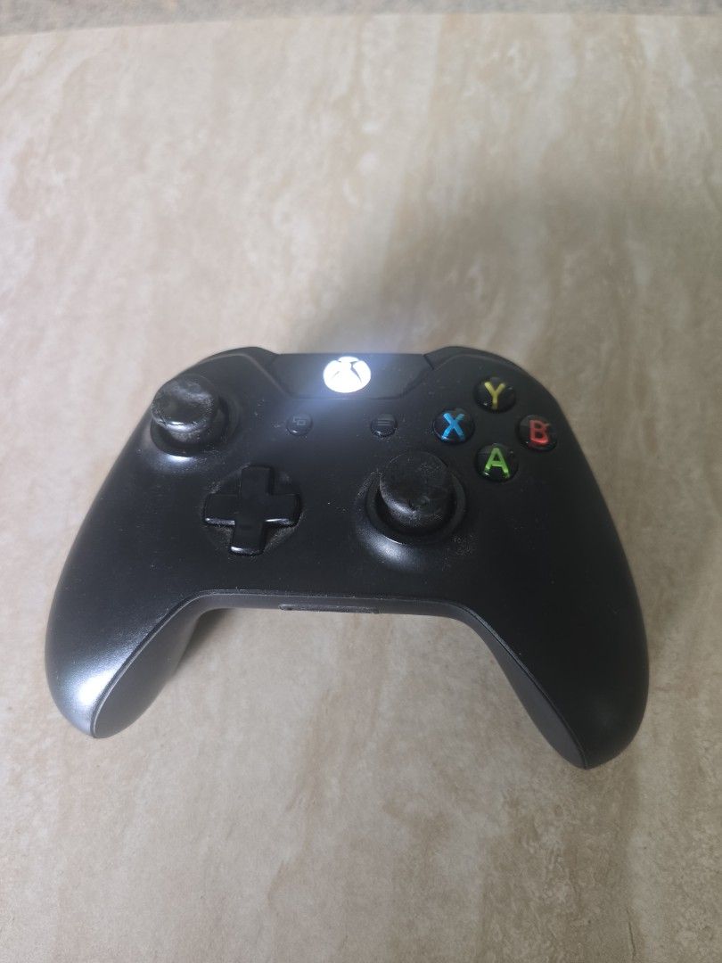 Xbox One Controller (Category: Xbox) located in Singapore. Submitted by reliableg (Listing ID 1446733396, Image 3). Description: - Genuine Xbox One Controller - Color: Black - Condition: Good, fully functional - Standard button layout - Ergonomic design for comfortable grip.