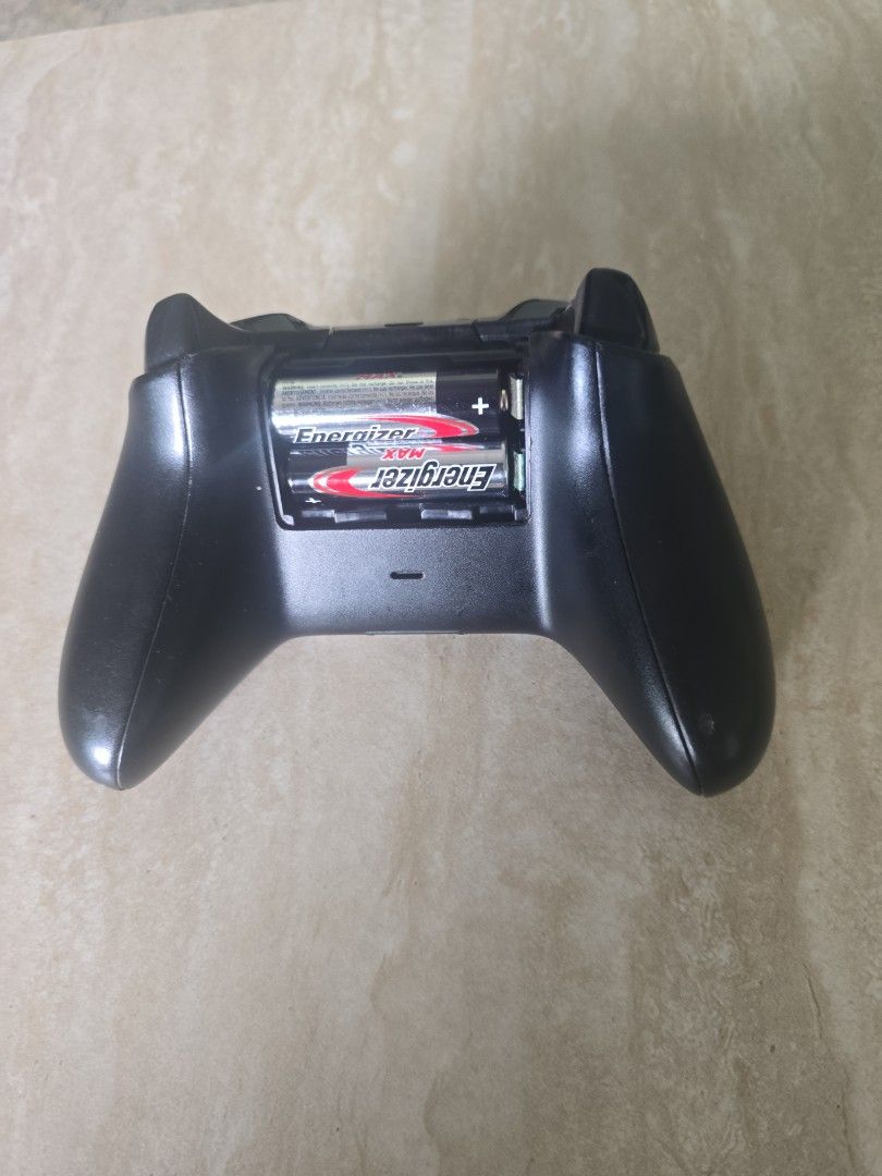 Xbox One Controller (Category: Xbox) located in Singapore. Submitted by reliableg (Listing ID 1446733396, Image 2). Description: - Genuine Xbox One Controller - Color: Black - Condition: Good, fully functional - Standard button layout - Ergonomic design for comfortable grip.