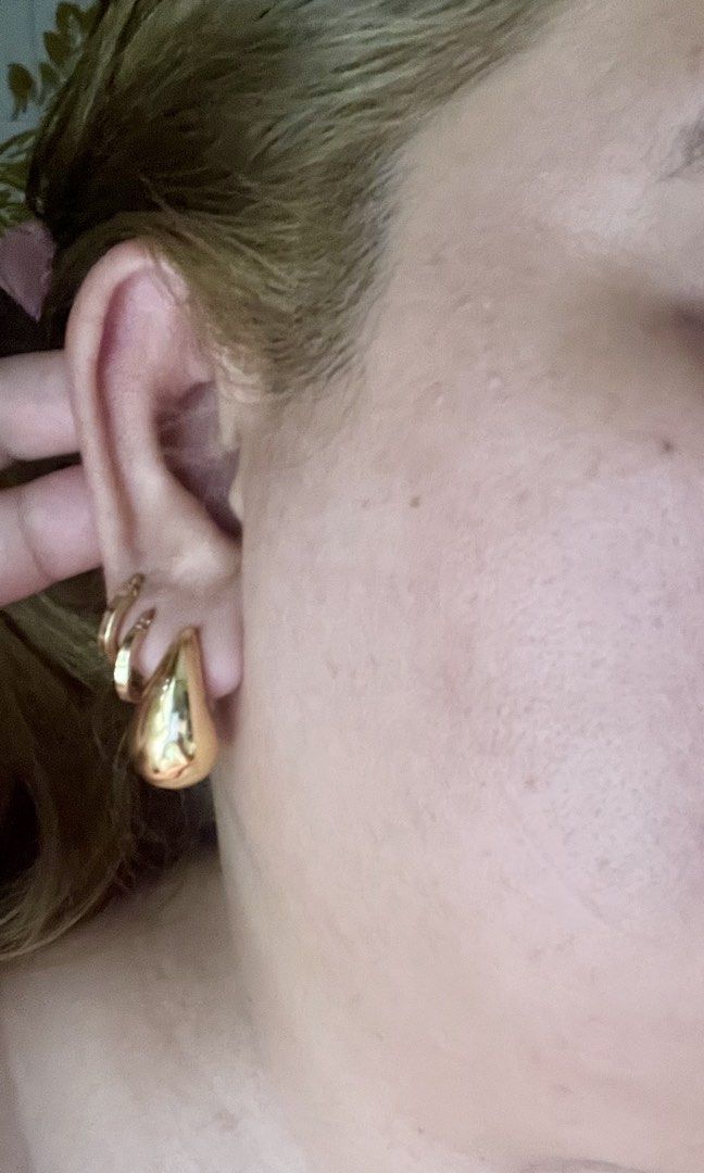 18k Saudi gold teardrop earrings (Category: Earrings) located in Manila. Submitted by reenacedric (Listing ID 1441832547, Image 1). Description: .