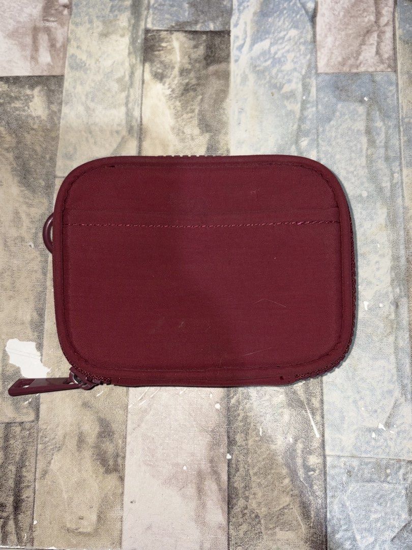 24/7 wallet in burgundy (Category: Wallets & Card holders) located in Pasig City. Submitted by nnnmarie (Listing ID 1441832566, Image 2). Description: - like new (used only twice) - good condition rfs: nakatambak nalang since nagpalit na ako ng wallet mod: lalamove or grabexpress.