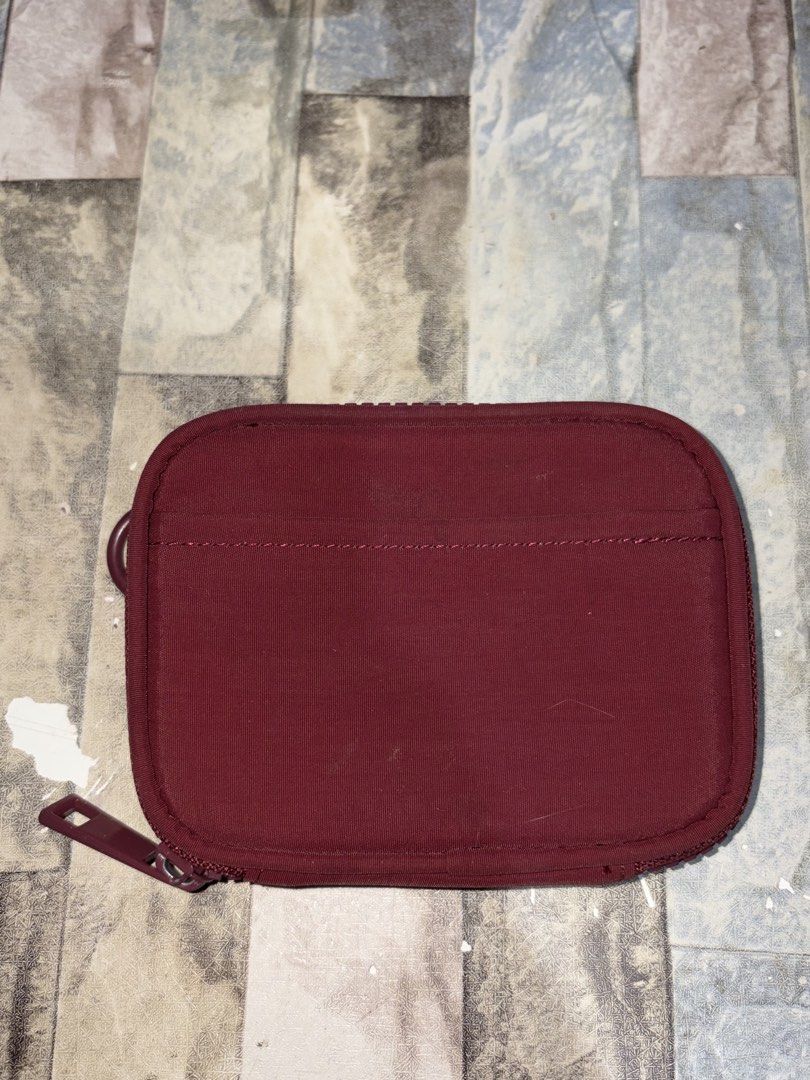 24/7 wallet in burgundy (Category: Wallets & Card holders) located in Pasig City. Submitted by nnnmarie (Listing ID 1441832566, Image 1). Description: - like new (used only twice) - good condition rfs: nakatambak nalang since nagpalit na ako ng wallet mod: lalamove or grabexpress.