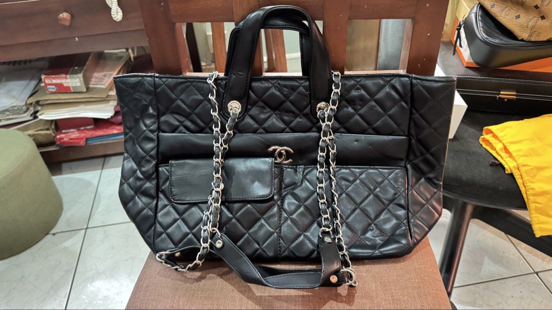 2nd hand Japan Bags (Category: Shoulder Bags) located in Quezon City. Submitted by nix_fabron (Listing ID 1441806761, Image 2). Description: Cannot verfiy authenticity, price is still negotiable. Can do meet ups, lalamove and lbc.