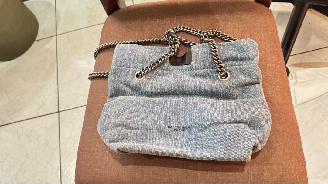 2nd hand Japan Bags (Category: Shoulder Bags) located in Quezon City. Submitted by nix_fabron (Listing ID 1441806761, Image 3). Description: Cannot verfiy authenticity, price is still negotiable. Can do meet ups, lalamove and lbc.