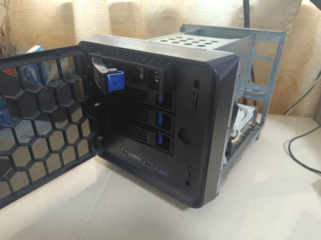 4-bay NAS ITX Case + No Boot System without storage without PSU473157081886904320