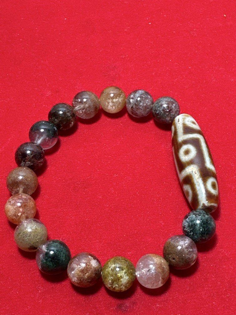 9 eyes Bracelet (Category: Vintage Collectibles) located in Singapore. Submitted by ggold (Listing ID 1441921144, Image 1). Description: Agates DZI 9 eyes. Agates stone known as one type of energy stone that absorbs negative energy. Agates stone also believes in fate. Its will waiting for the owner.🙏 No cracked no chips. Wrists size 16,17cm. Free mailing..
