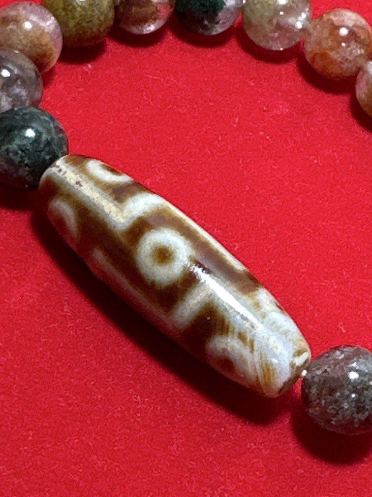 9 eyes Bracelet (Category: Vintage Collectibles) located in Singapore. Submitted by ggold (Listing ID 1441921144, Image 3). Description: Agates DZI 9 eyes. Agates stone known as one type of energy stone that absorbs negative energy. Agates stone also believes in fate. Its will waiting for the owner.🙏 No cracked no chips. Wrists size 16,17cm. Free mailing..