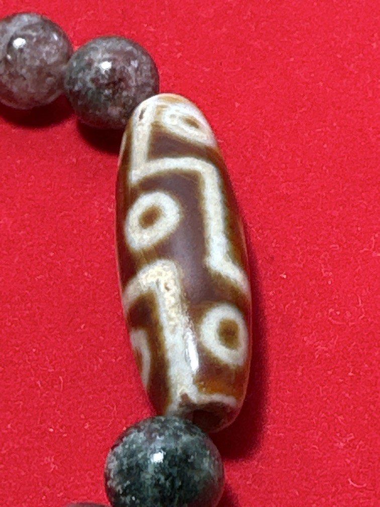 9 eyes Bracelet (Category: Vintage Collectibles) located in Singapore. Submitted by ggold (Listing ID 1441921144, Image 2). Description: Agates DZI 9 eyes. Agates stone known as one type of energy stone that absorbs negative energy. Agates stone also believes in fate. Its will waiting for the owner.🙏 No cracked no chips. Wrists size 16,17cm. Free mailing..