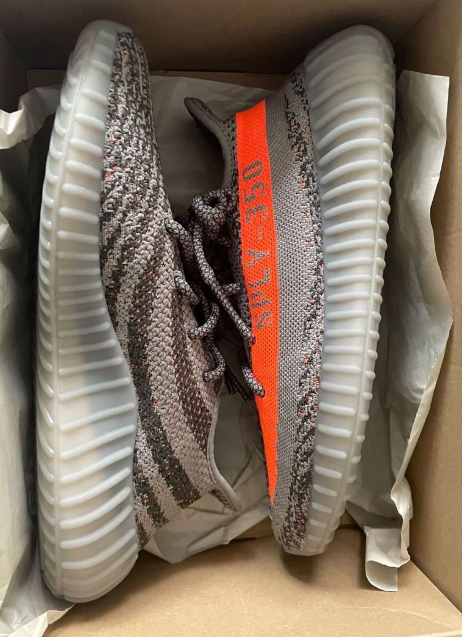 Adidas originals Yeezy Boost 350 V2 BELUGA R Shoes (Category: Sneakers) located in Singapore. Submitted by urarehorse (Listing ID 1441905678, Image 2). Description: Q: Brand? A: Adidas Q: Model? A: Adidas originals Yeezy Boost 350 V2 BELUGA R Shoes Q: Condition? A: Brand New Q: Shipping? A: Free (J&T/Ninja Van) Q: Payment? A: Cash on delivery Q: How to confirm? A: Photos in ~3 days 🛒 Order with confidence.