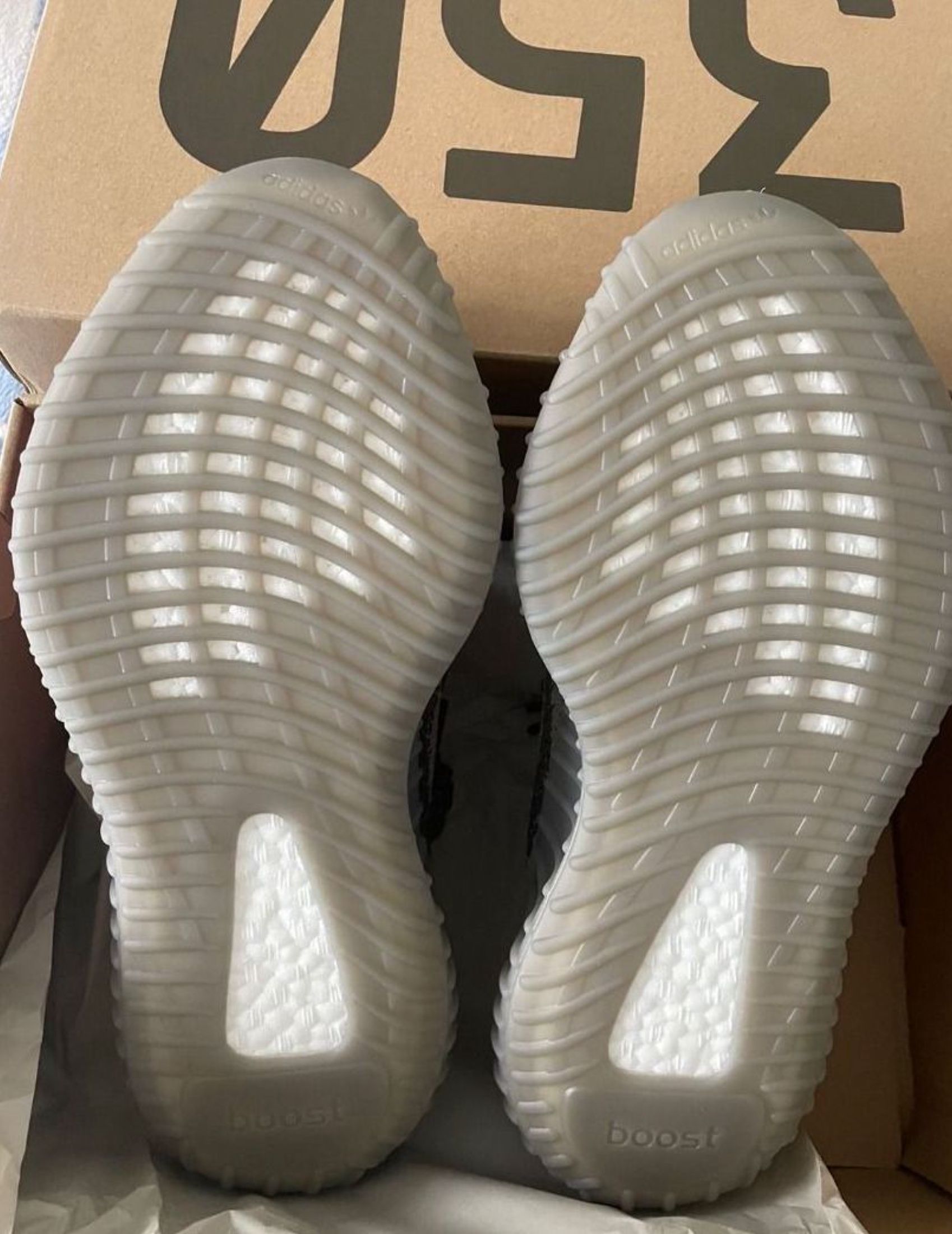 Adidas originals Yeezy Boost 350 V2 BELUGA R Shoes (Category: Sneakers) located in Singapore. Submitted by urarehorse (Listing ID 1441905678, Image 3). Description: Q: Brand? A: Adidas Q: Model? A: Adidas originals Yeezy Boost 350 V2 BELUGA R Shoes Q: Condition? A: Brand New Q: Shipping? A: Free (J&T/Ninja Van) Q: Payment? A: Cash on delivery Q: How to confirm? A: Photos in ~3 days 🛒 Order with confidence.