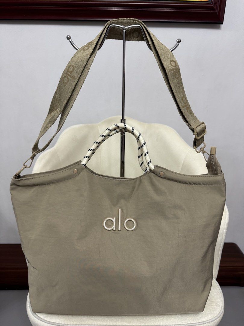 Alo yoga 2way tote bag (Category: Tote Bags) located in Manila. Submitted by raya021 (Listing ID 1441881022, Image 2). Description: Actual photo posted!.