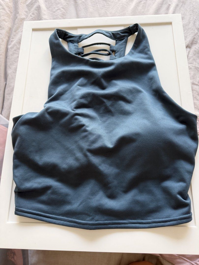 Alo Yoga Strappy Back High Neck Sports Bra (Category: Activewear) located in Singapore. Submitted by amber_4399 (Listing ID 1441805047, Image 1). Description: - Alo Yoga Sports Bra - High neck design - Strappy back detail - Versatile: Great for workouts or as a layering piece - Features: Comfortable and supportive - Only worn a few times and in great condition Top-up for smartpac or pickup from near Tanjong Katong MRT.