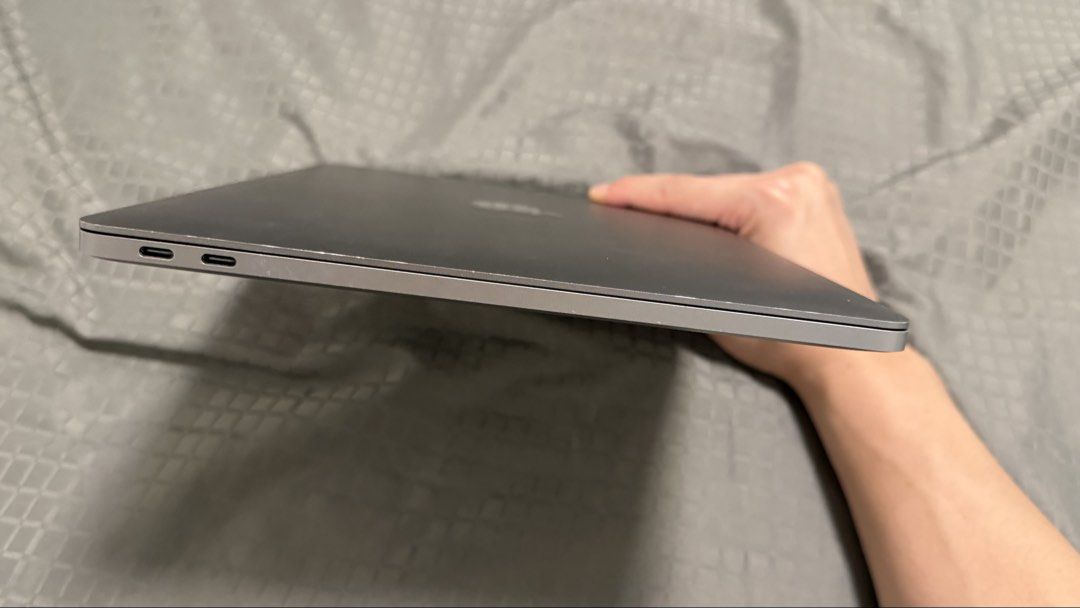 Apple MacBook Pro 13-inch 2017473022007503104004