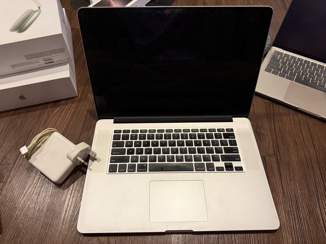 Apple MacBook Pro 15-inch Intel Core i7 16GB RAM 250GB SSD