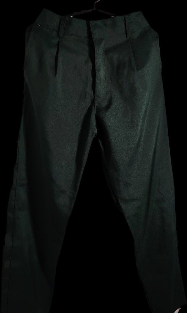 ARMY GREEN TROUSER PANTS (Category: Trousers) located in Dasmarinas. Submitted by hanns_wardrobe (Listing ID 1441850172, Image 1). Description: TROUSER PANTS GREEN SIZE 28-29 CONDITION 10/10 NO ISSUE.