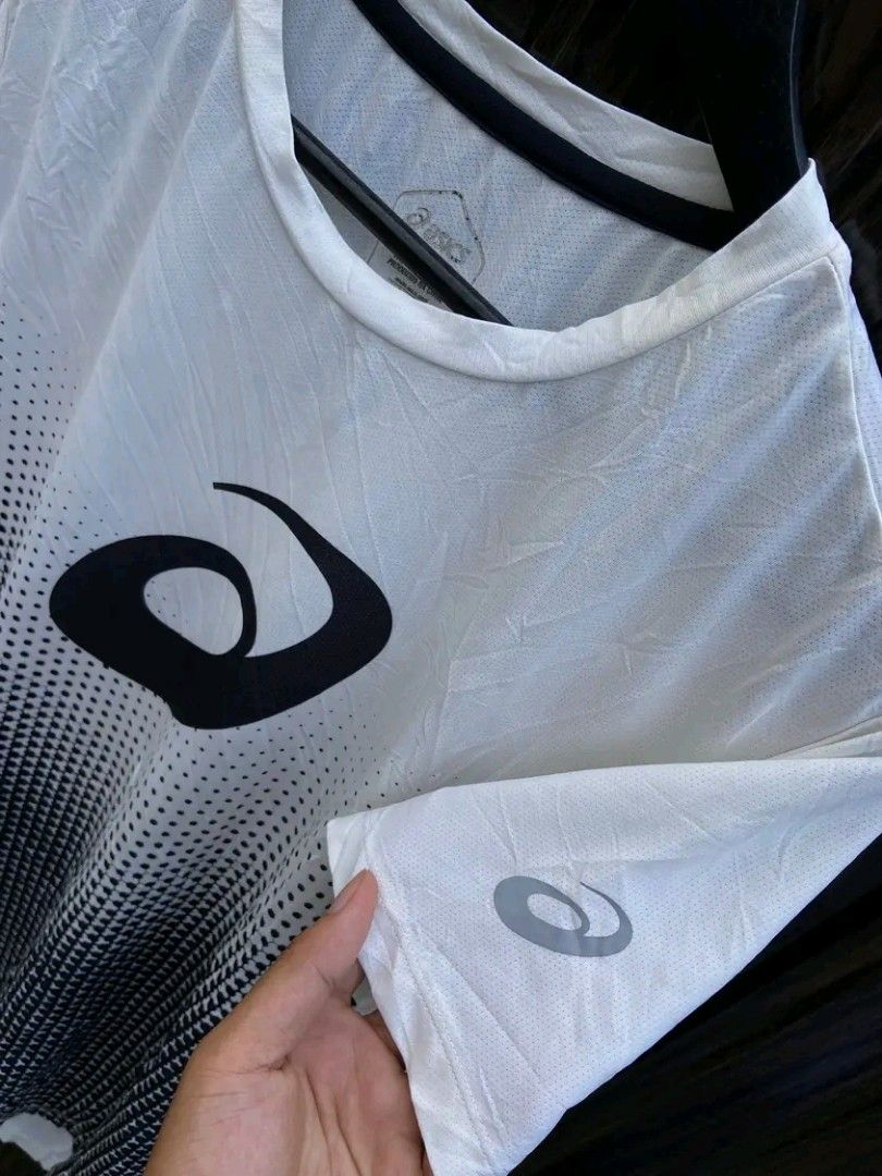 ASICS White Gradient Running T-Shirt XL (Category: Activewear) located in Manila. Submitted by thebrothrift (Listing ID 1441916610, Image 2). Description: - White ASICS running t-shirt - Size: XL - Black gradient design with ASICS logo - Small ASICS logo on sleeve - Made in China - Ideal for workouts or casual wear.