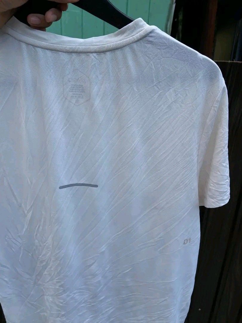 ASICS White Gradient Running T-Shirt XL (Category: Activewear) located in Manila. Submitted by thebrothrift (Listing ID 1441916610, Image 3). Description: - White ASICS running t-shirt - Size: XL - Black gradient design with ASICS logo - Small ASICS logo on sleeve - Made in China - Ideal for workouts or casual wear.