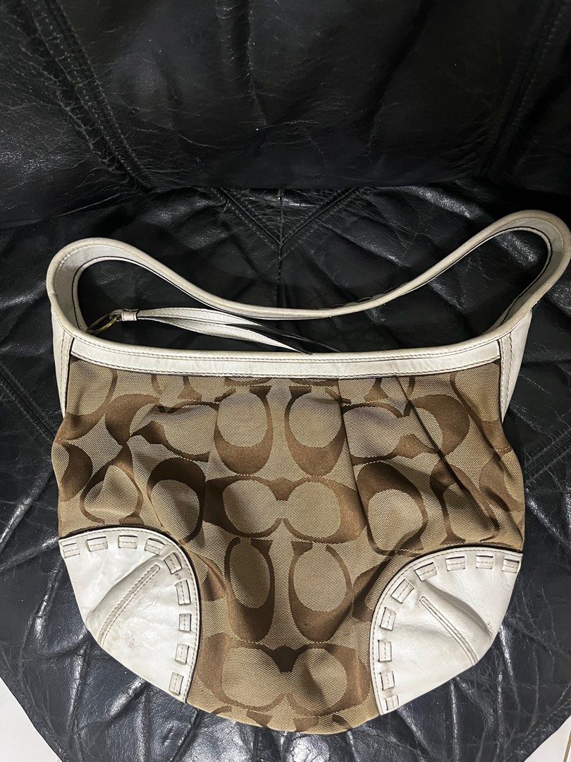 authentic coach ergo hobo 12227 shoulder bag (Category: Luxury Bags & Wallets) located in Caba. Submitted by itsrc (Listing ID 1441889877, Image 1). Description: Vintage coach bag 👜🤎 open to offers price is negotiable.