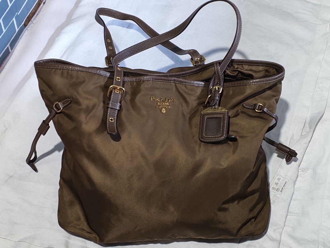 Authentic Prada Tessuto Nylon Saffiano Leather Tote (Category: Luxury Bags & Wallets) located in Puerto Galera. Submitted by gentleflower-a3a1 (Listing ID 1441920845, Image 1). Description: 👜 Authentic Prada Tessuto Nylon Saffiano Leather Tote 💰 SALE PRICE: ₱8,000 ONLY 🎉 From ₱13,500 to ₱8,000 pesos ONLY!! ✔ Authentic Prada ✔ Good overall condition ✔ Spacious and perfect for everyday use ✔ Actual photos posted 📍 Location: Puerto Galera, Orien