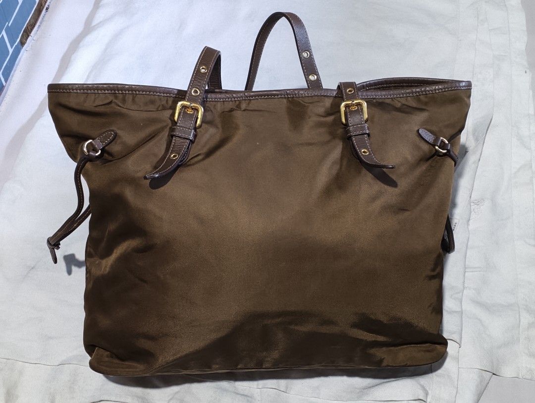 Authentic Prada Tessuto Nylon Saffiano Leather Tote (Category: Luxury Bags & Wallets) located in Puerto Galera. Submitted by gentleflower-a3a1 (Listing ID 1441920845, Image 2). Description: 👜 Authentic Prada Tessuto Nylon Saffiano Leather Tote 💰 SALE PRICE: ₱8,000 ONLY 🎉 From ₱13,500 to ₱8,000 pesos ONLY!! ✔ Authentic Prada ✔ Good overall condition ✔ Spacious and perfect for everyday use ✔ Actual photos posted 📍 Location: Puerto Galera, Orien